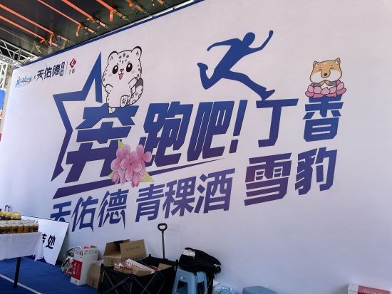 图为k8凯发官网的产品展示。天佑德青稞酒公司 供图 图为k8凯发官网的产品展示。天佑德青稞酒公司 供图