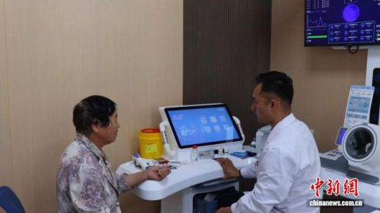 图为茫崖市民进行体检。茫崖市融媒体中心 供图