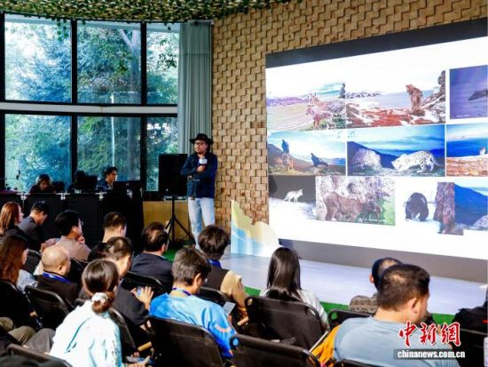 图为原上草自然保护中心创始人阿旺分享观测野生动物的故事。李隽 摄 图为原上草自然保护中心创始人阿旺分享观测野生动物的故事。李隽 摄