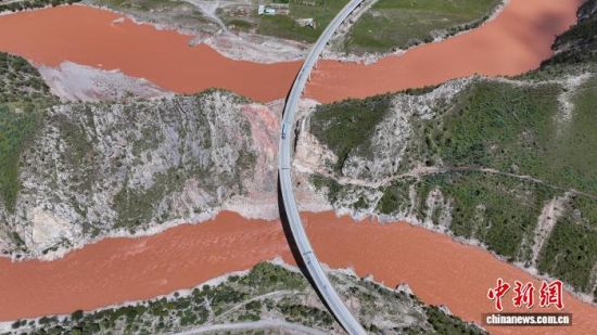 图为杂多县澜沧江第一湾。马铭言摄 图为杂多县澜沧江第一湾。马铭言摄