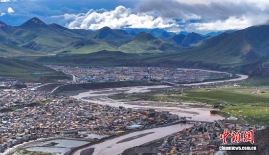 图为航拍杂多县城。马铭言摄 图为航拍杂多县城。马铭言摄