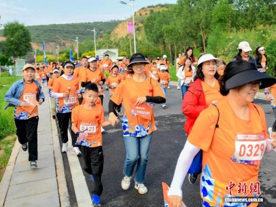 图为当地民众积极参赛。西宁市城西区委宣传部供图