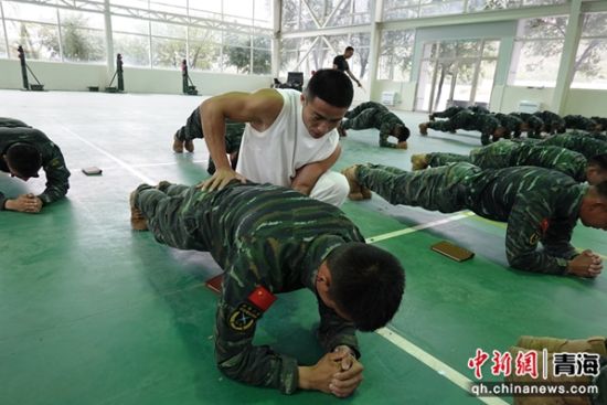 图为余乐斌教练团队成员正在逐个纠错。 刘进峰摄