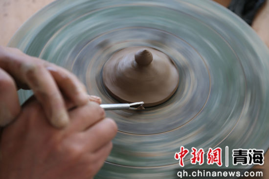 图为手艺人正在制作黑陶。张忠苹摄
