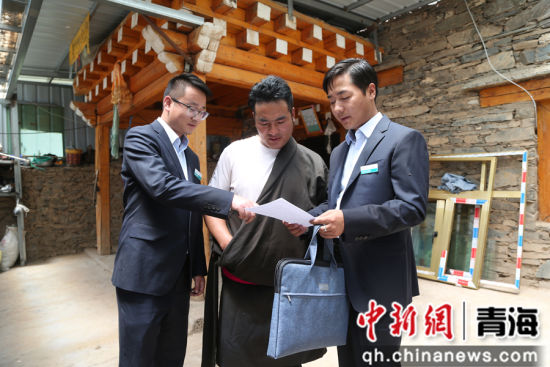 图为农行班玛县支行客户经理开展回访。张忠苹摄