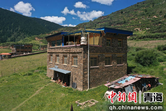 图为藏式碉楼。张忠苹摄