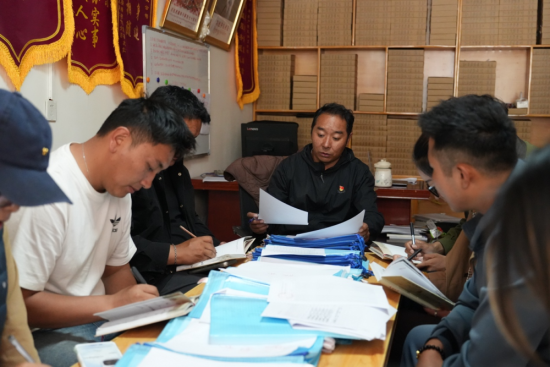 图为巴登求扎团队在平安产险西藏比如支公司开展日常会议。 何欣然摄