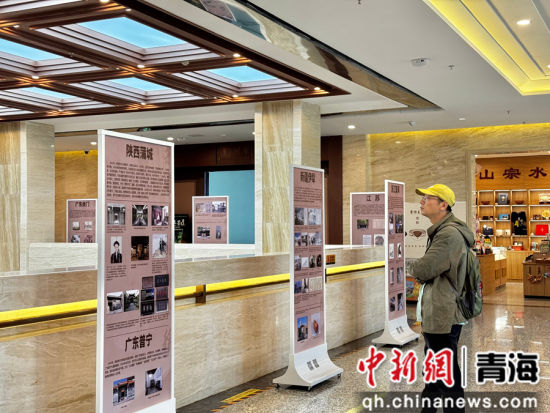 图为民众观看展览。祁绣娟 摄