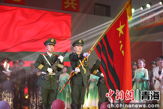 图为现场迎接武警部队旗。罗子怡 摄