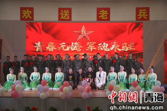 图为现场合影留念。罗子怡 摄