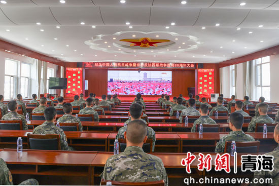 图为官兵在支队礼堂观看阅兵直播。冶国祯摄