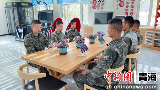 图为官兵在书香军营利用平板观看阅兵直播 。李豪摄