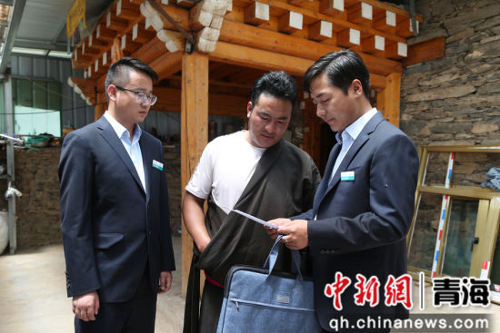 图为农行班玛县支行客户经理开展回访。 张忠苹摄