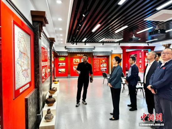 图为与会人员实地参观海东市中华民族共同体体验基地。祁绣娟 摄 图为与会人员实地参观海东市中华民族共同体体验基地。祁绣娟 摄