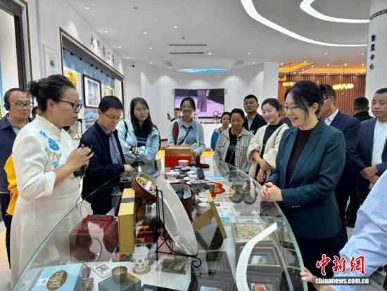 图为与会人员观摩青绣数字化总部。祁绣娟 摄 图为与会人员观摩青绣数字化总部。祁绣娟 摄