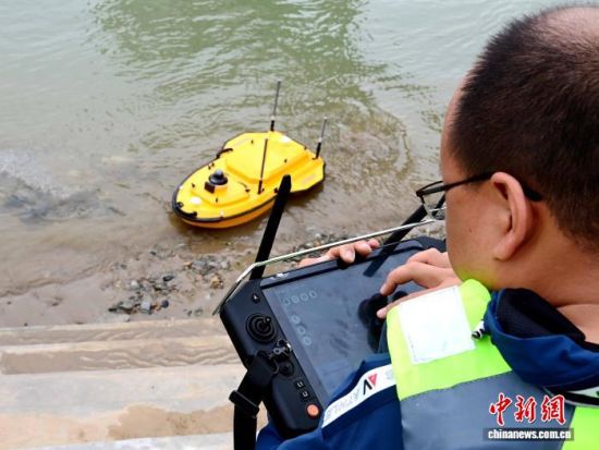 资料图为青海水文工作人员操作无人船。青海省水利厅供图