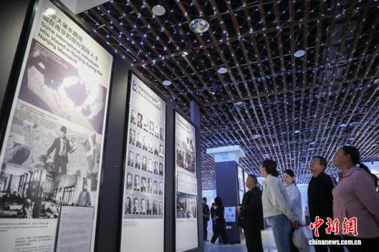 图为游客正在观展。马铭言 摄