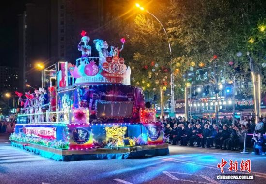 图为民族团结主题花车巡游。祁绣娟摄 图为民族团结主题花车巡游。祁绣娟摄