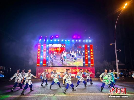 图为启动仪式上各民族特色舞蹈展演现场。祁绣娟摄 图为启动仪式上各民族特色舞蹈展演现场。祁绣娟摄