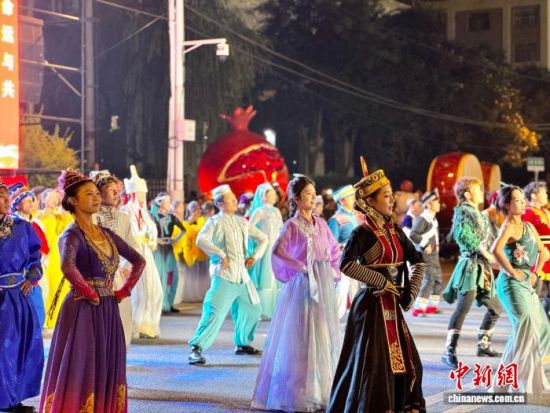 图为启动仪式上各民族特色舞蹈展演现场。祁绣娟 摄 图为启动仪式上各民族特色舞蹈展演现场。祁绣娟 摄