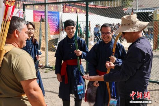 9月6日，中国香港队在赛前抽签决定射箭方向。薛蒂 摄