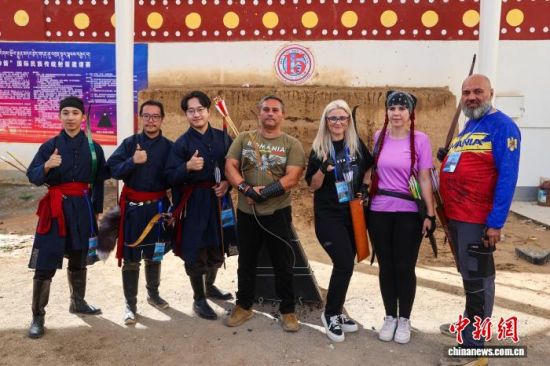 9月6日，中国香港队队员与罗马尼亚队队员赛后合影。薛蒂 摄