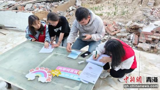 图为社工实地走访。青海省社会工作协会供图 图为社工实地走访。青海省社会工作协会供图