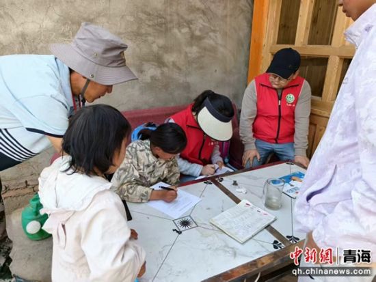 图为社工实地走访。青海省社会工作协会供图 图为社工实地走访。青海省社会工作协会供图