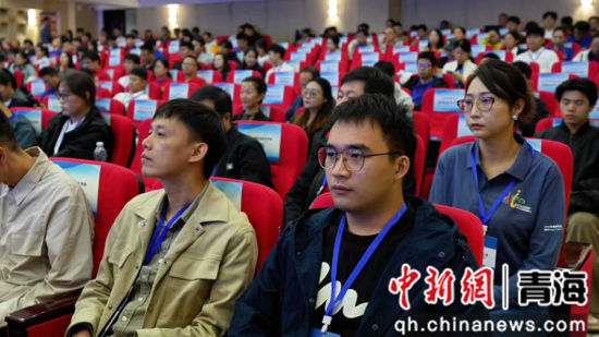 图为参赛选手们参加大赛开幕式。 郭光磊 摄