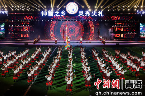 图为本次比赛开幕式晚会。薛蒂 摄