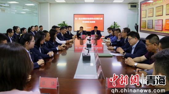 图为面试环节前，主考官为参赛选手宣读面试细则。陈宗淇 摄