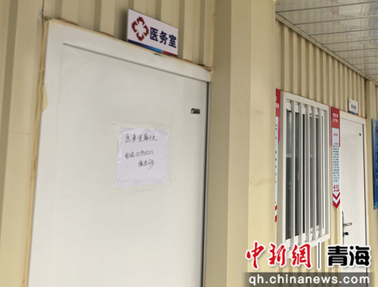 图为项目区内设立的“戈壁健康驿站” 。水电四局供图