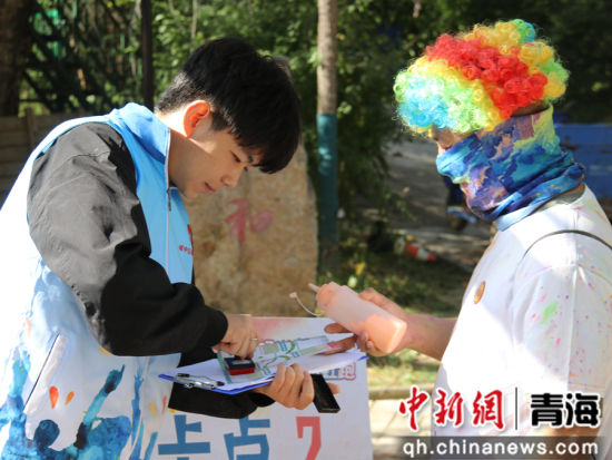 图为参与者在打卡点打卡。陈宗淇 摄