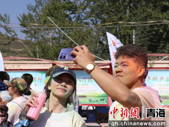 图为参与者在完赛后自拍留念。陈宗淇 摄