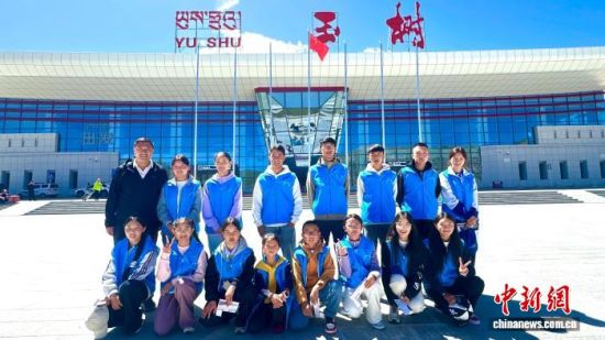 图为参加研学营活动的青少年从青海玉树出发，启程前往北京开启红色研学之旅。青海玉树州直属机关团委供图
