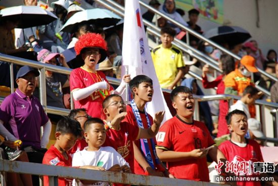 图为观众为球员呐喊助威。陈宗淇 摄