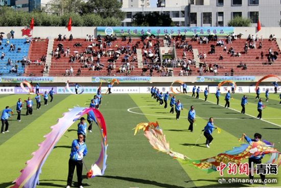 图为中场休息，武术麒麟鞭表演。陈宗淇 摄