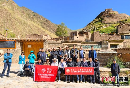 专家学者在国家级传统村落郭吾村调研。金辰杰摄