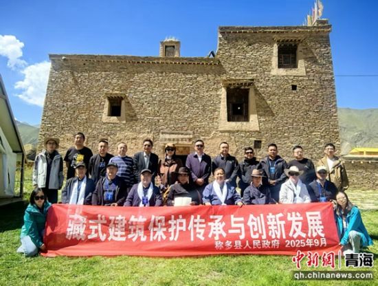 专家学者在省级文物保护单位蓝兰达仓调研。金辰杰摄