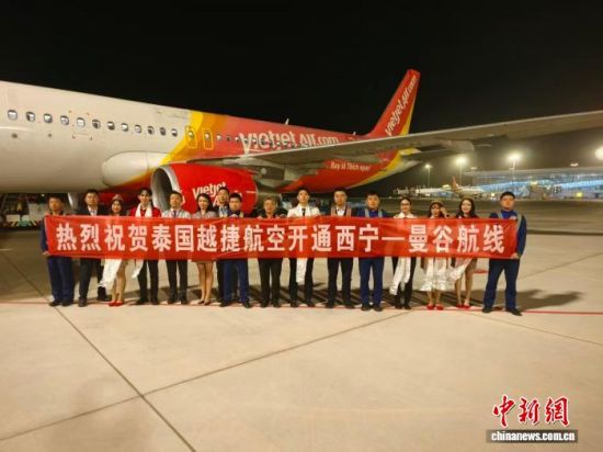 图为机组人员合影。青海机场有限公司供图