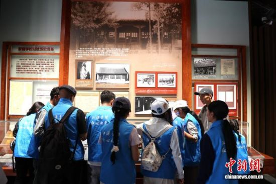 图为青海玉树学子在蒙藏学校旧址参观。张海雯 摄