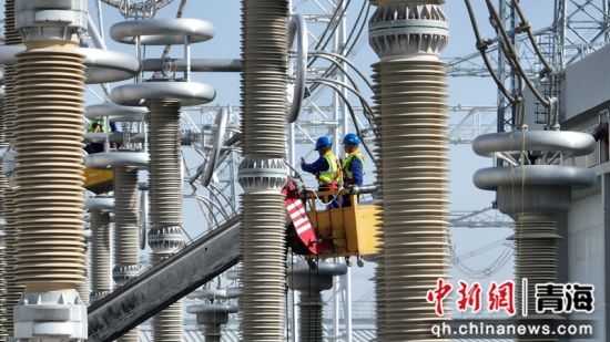 图为年检期间,检修人员开展±800千伏特高压青南换流站极2低端换流变压器引线拆除工作。张朋 摄 图为年检期间,检修人员开展±800千伏特高压青南换流站极2低端换流变压器引线拆除工作。张朋 摄