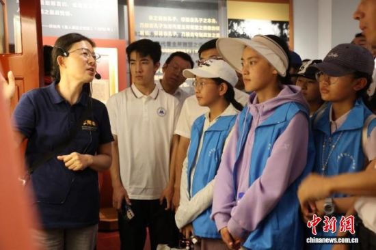 图为玉树青少年在北大红楼参观。张海雯摄