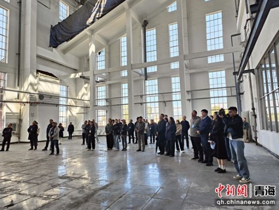 图为参训学员在221基地旧址接受现场教学。陈瑞林 摄