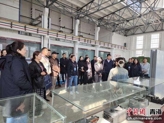 图为参训学员在221基地旧址接受现场教学。陈瑞林 摄