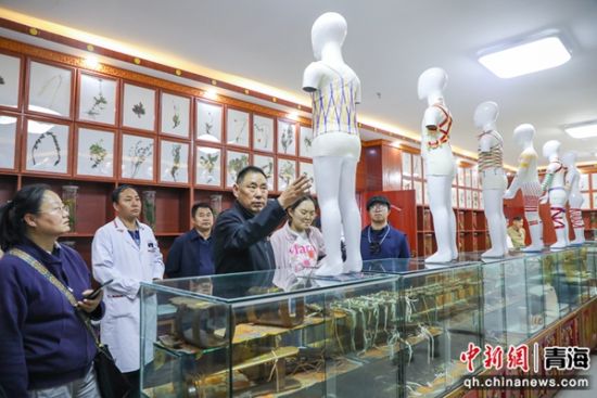 图为媒体代表参观果洛藏族自治州藏医医疗集团总院。马铭言 摄 图为媒体代表参观果洛藏族自治州藏医医疗集团总院。马铭言 摄
