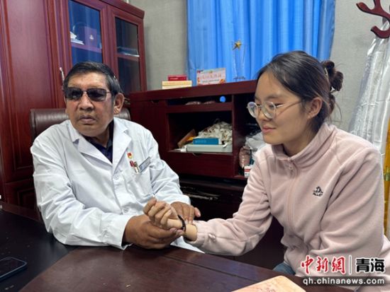 图为媒体代表体验藏医问诊。陈宗淇 摄 图为媒体代表体验藏医问诊。陈宗淇 摄