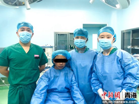 图为上海市第一人民医院眼科傅扬主任(右二)、王宁主任(右一)、邵敏捷护士(左一)与患者合影。主办方供图 图为上海市第一人民医院眼科傅扬主任(右二)、王宁主任(右一)、邵敏捷护士(左一)与患者合影。主办方供图