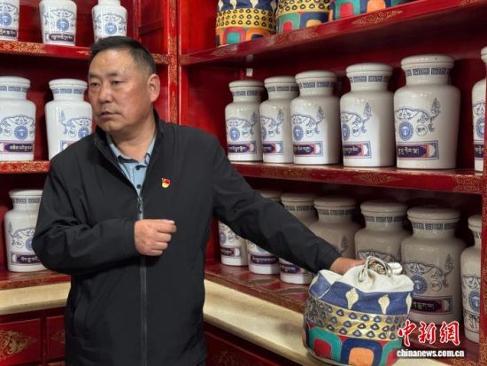 图为果洛州藏医院党委书记卓玛才旦介绍制剂室内的传统藏医药药箱。陈宗淇 摄