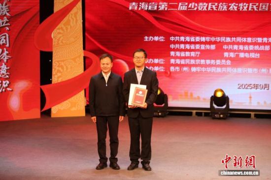 图为青海省委统战部副部长、省援青办主任卢远建(左一)为获奖选手颁奖。  张忠苹 摄 图为青海省委统战部副部长、省援青办主任卢远建(左一)为获奖选手颁奖。  张忠苹 摄